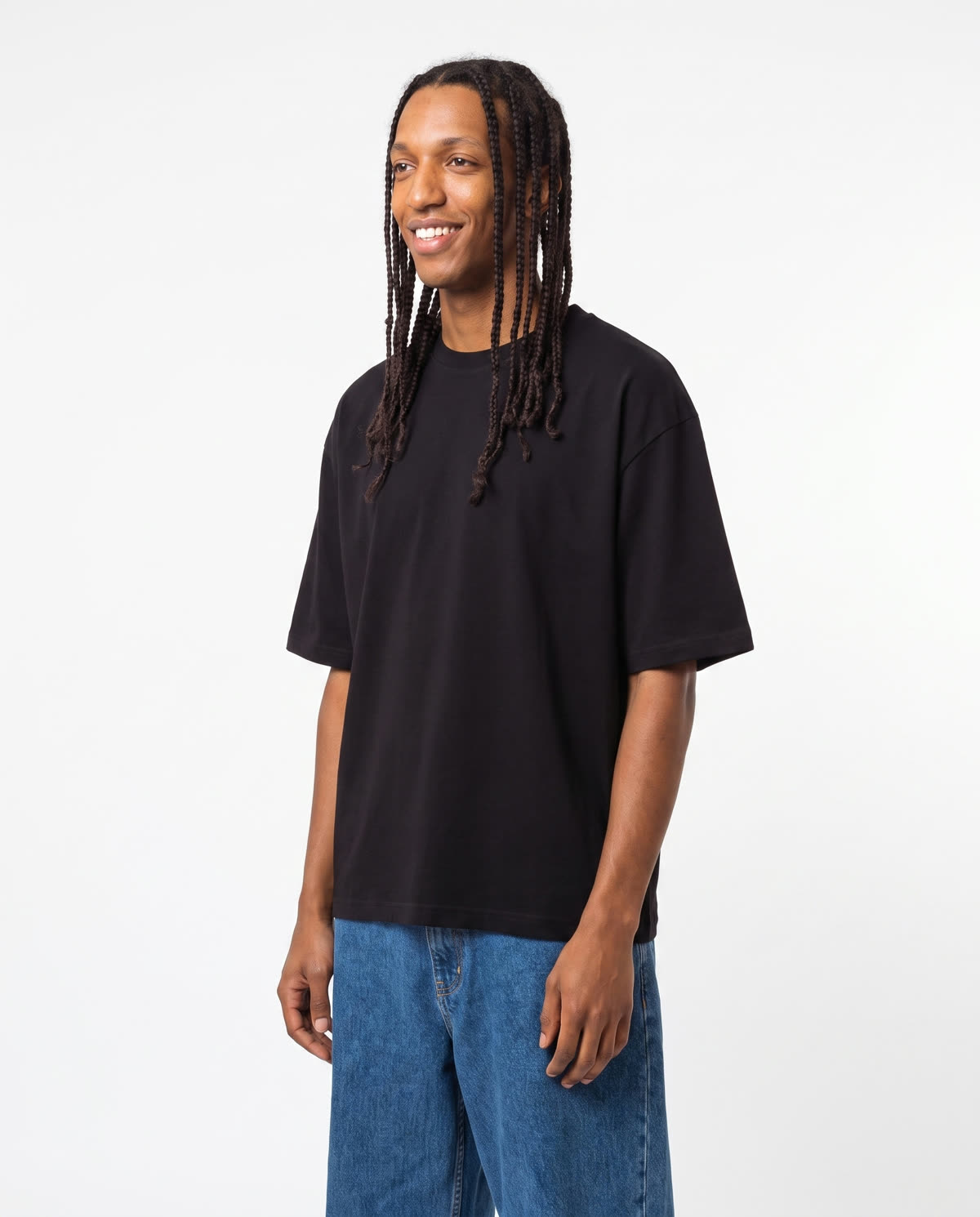 T-shirt oversize noir porté de trois quarts