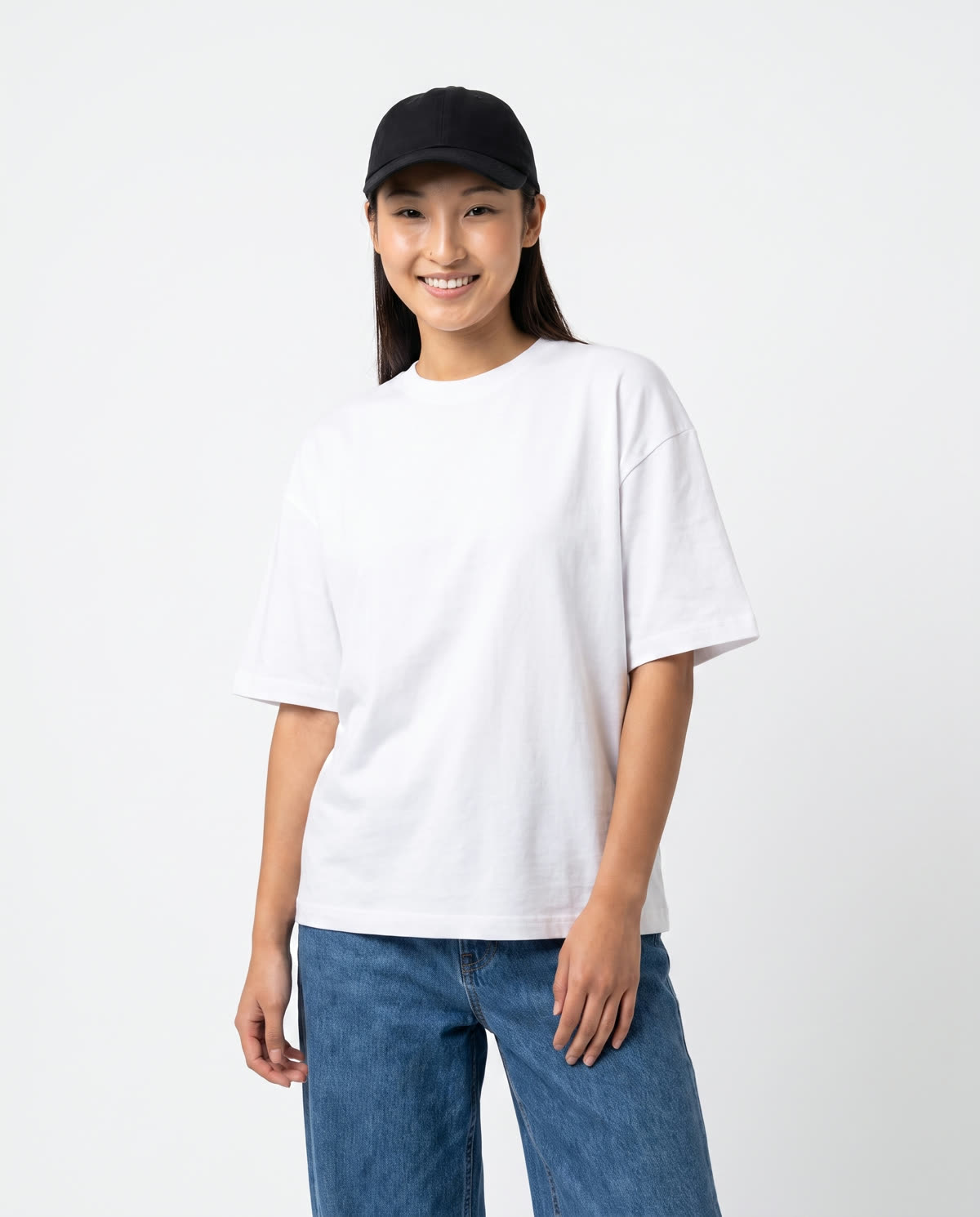 Casquette noire portée avec un t-shirt blanc