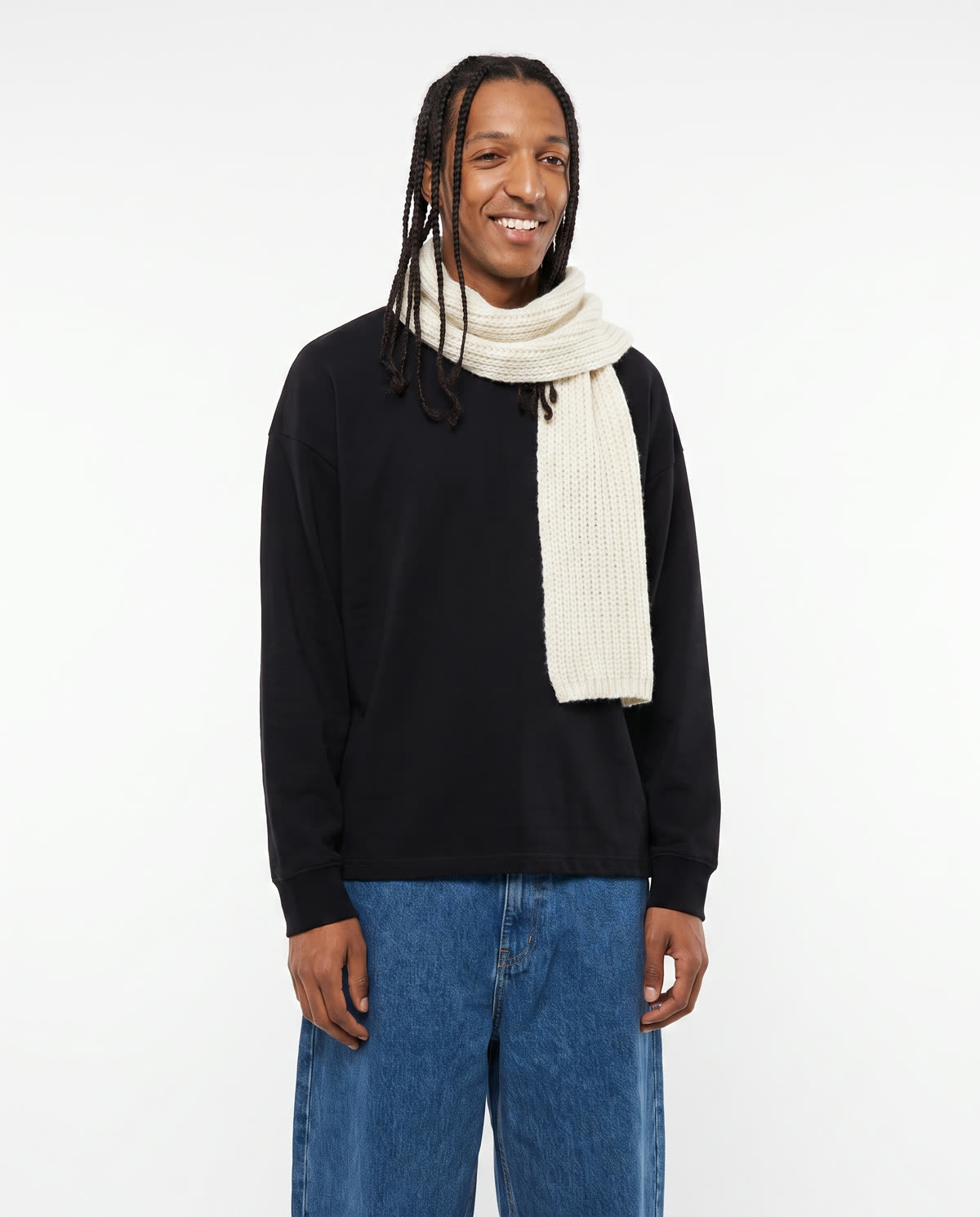 Écharpe en grosse maille écrue sur sweat noir